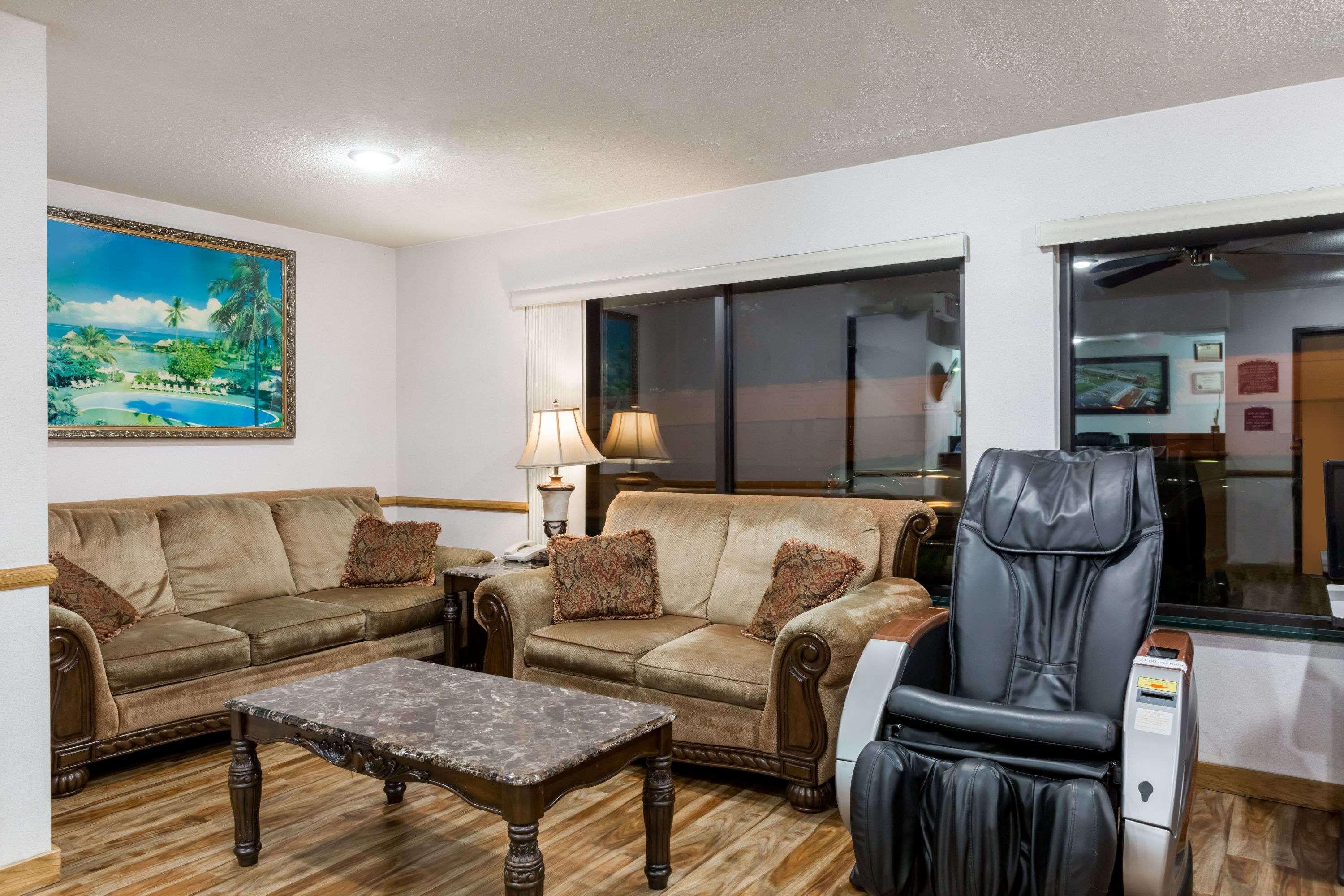 Howard Johnson By Wyndham Wichita Airport Exterior foto